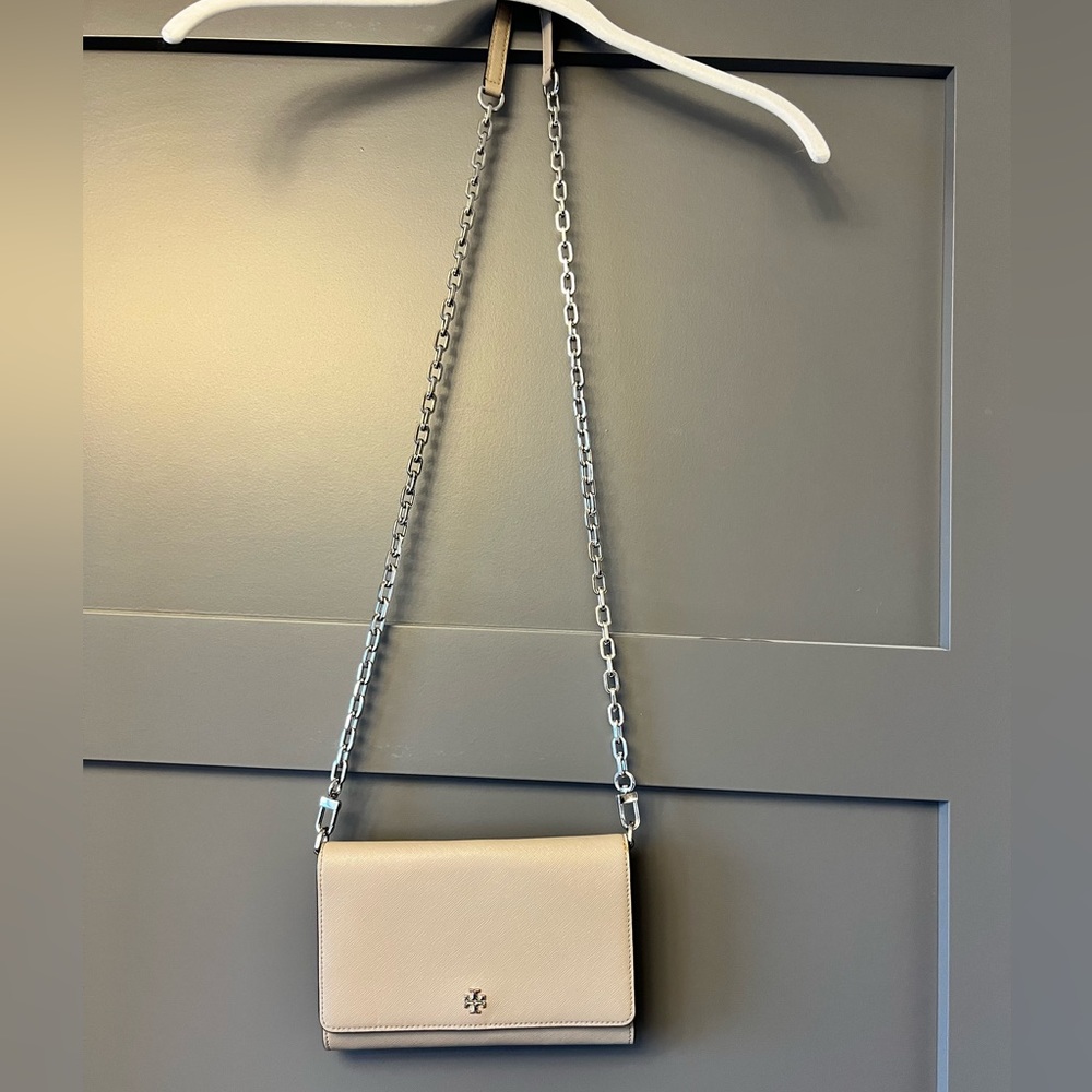 Tory Burch - Emerson Chain Wallet - Gray Chalk